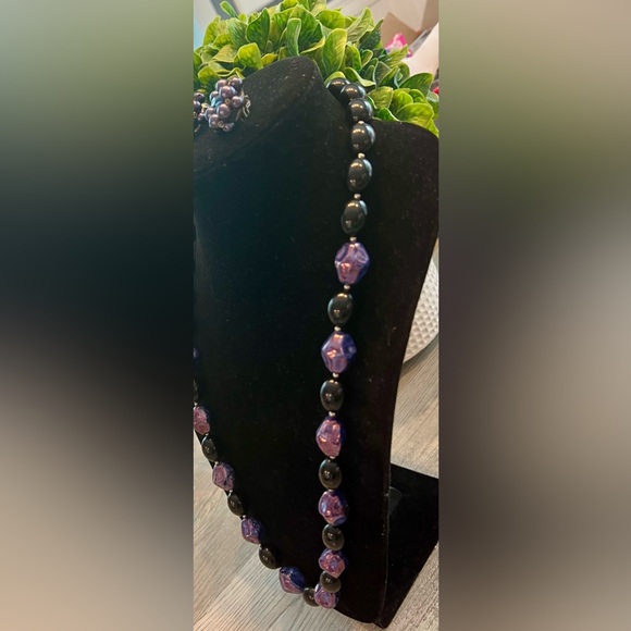 BEADED BOMBSHELL NECKLACE AND MATCHING CLIP ON EARRINGS IN BLACK & PURPLE 🦄🦄🦄 - Picture 9 of 12